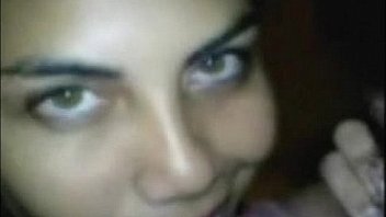 Esposa latina mamando un amigo cuando llama su esposo