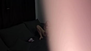 Fui pega no flagra pelo meu vizinho enquanto tava me masturbando e chamei ele pra me comer