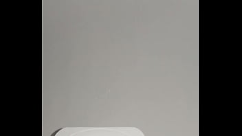 Troia vuole centrare il bicchiere col latte caldo