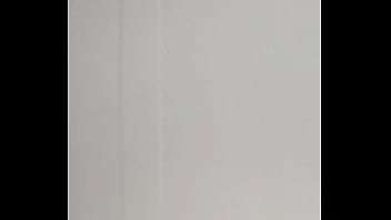 Troia vuole centrare il bicchiere col latte caldo