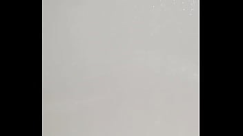 Troia vuole centrare il bicchiere col latte caldo