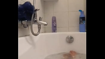 Court métrage dans la baignoire abonnez vous et voyez toute la galerie le