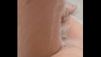 Court métrage dans la baignoire abonnez vous et voyez toute la galerie le