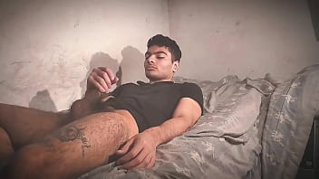 Sexy numerro uno buscando en su libreria de fotos de modelos para hacer mi performance artistica con mi grande pincel de 18 centimetros