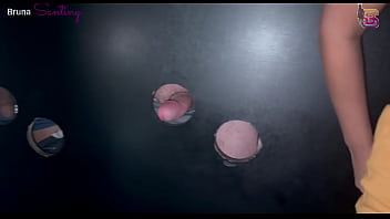 Mais um dia eu sendo puta de corno no gloryhole completo no red3