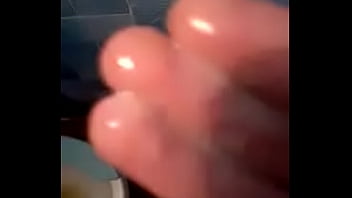 Sacando la leche del vecino y mandandole el video a mi esposo