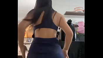 Linda de vesttido dancando