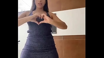 Linda de vesttido dancando