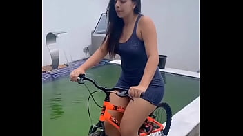 Linda de vesttido dancando