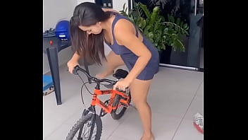 Linda de vesttido dancando