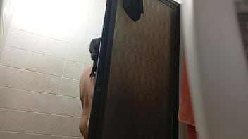 Rica gorda con coño gordo y peludo dándose una ducha