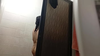 Rica gorda con coño gordo y peludo dándose una ducha