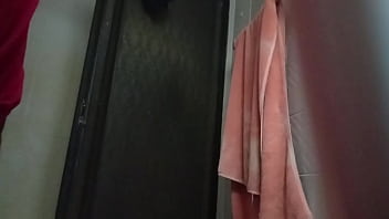 Rica gorda con coño gordo y peludo dándose una ducha