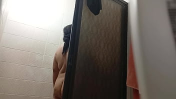 Rica gorda con coño gordo y peludo dándose una ducha