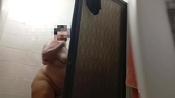 Rica gorda con coño gordo y peludo dándose una ducha