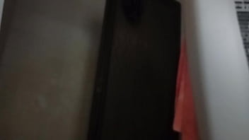 Rica gorda con coño gordo y peludo dándose una ducha