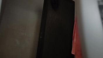 Rica gorda con coño gordo y peludo dándose una ducha