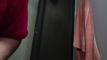 Rica gorda con coño gordo y peludo dándose una ducha