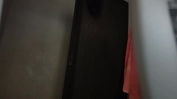 Rica gorda con coño gordo y peludo dándose una ducha