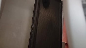 Rica gorda con coño gordo y peludo dándose una ducha