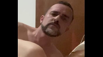 Casal amador faz sexo caseiro apaixonado e termina com uma grande gozada de porra