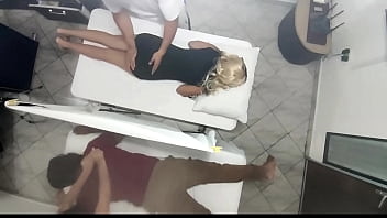 Video grabación real como el masajista tiene sexo con la mujer al lado de su marido