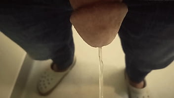 Gay pissing public wc