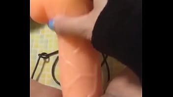 Gioco con il mio dildo belocementw