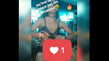 Novinha mostra peitos em festa