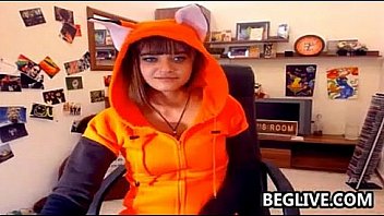 Strange Cam Girl Masturbates thumbnail