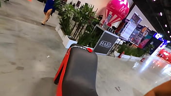 Rodando na piroca gigante no evento da íntimi expo