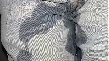 Pantalones orinados con pañal de tela y día doble orgasmo