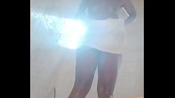 Crazybitch having fun with her dildo whiles bathing