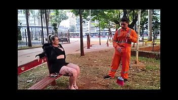 O faxineiro estranho varrendo as folhas também tem que limpar o cu da chefe loira com uma escova veja no xrd ou assina vem
