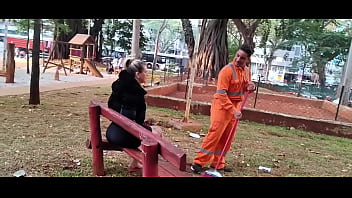 O faxineiro estranho varrendo as folhas também tem que limpar o cu da chefe loira com uma escova veja no xrd ou assina vem