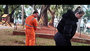 O faxineiro estranho varrendo as folhas também tem que limpar o cu da chefe loira com uma escova veja no xrd ou assina vem