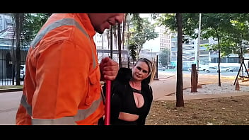 O faxineiro estranho varrendo as folhas também tem que limpar o cu da chefe loira com uma escova veja no xrd ou assina vem