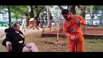 O faxineiro estranho varrendo as folhas também tem que limpar o cu da chefe loira com uma escova veja no xrd ou assina vem