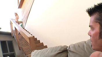 Kelly leigh mentre si tocca la vagina succhia il cazzo al padrone di casa