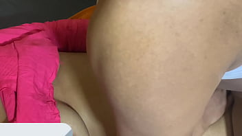 Llenandole la cara de leche a la puta vecina