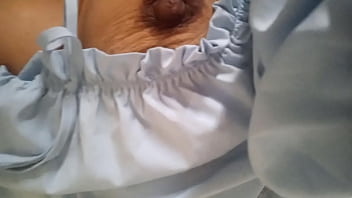 Esposa caliente masturba ya que el vago de su marido le dejo con su coño mojado ya que solo follaron una vez