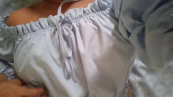 Esposa caliente masturba ya que el vago de su marido le dejo con su coño mojado ya que solo follaron una vez