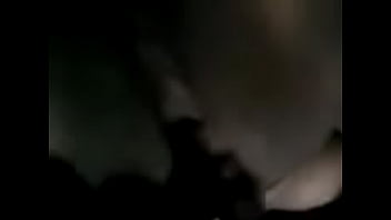 Claudia metiendose el dedito