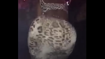 Thick milf shakes big booty