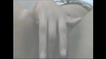 Novinha batendo uma siririca