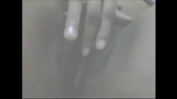 Novinha batendo uma siririca