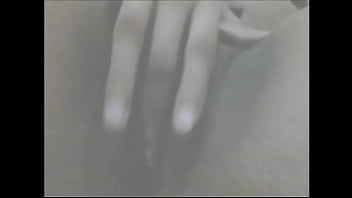 Novinha batendo uma siririca