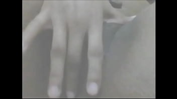 Novinha batendo uma siririca