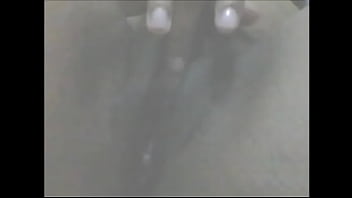 Novinha batendo uma siririca