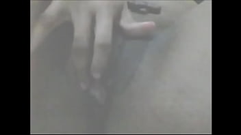 Novinha batendo uma siririca